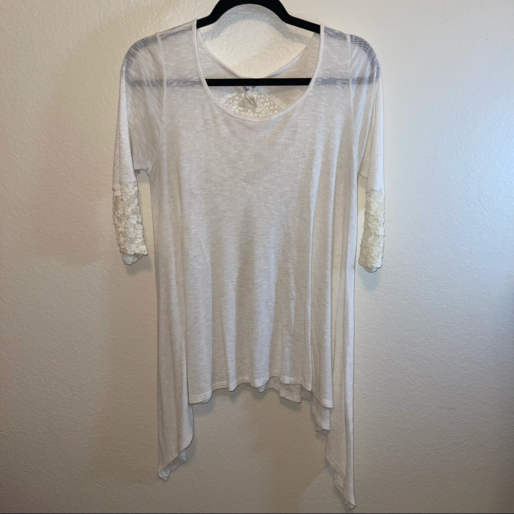 Blu Pepper Cream Lace Mixed Media Sharkbite Split Back 3/4 Sleeve Tunic Top Med